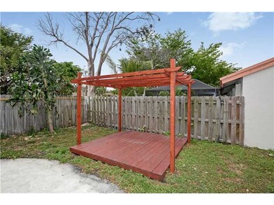 551 Mulberry Ln, Davie, FL 33325 - photo 3