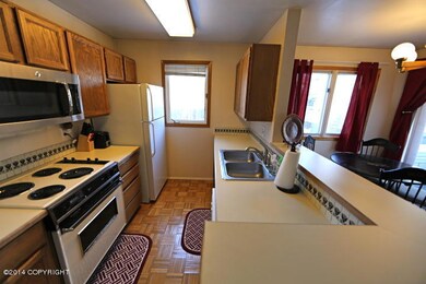 Kitchen w/breakfast bar