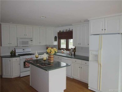 Kitchen Bright updated 20x19 L shaped fully applia