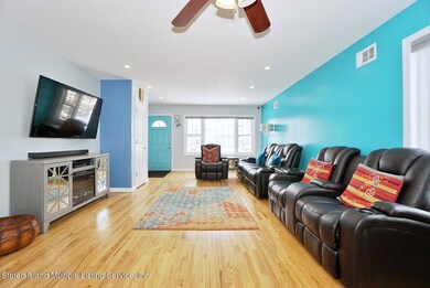 (4) LIVING ROOM
