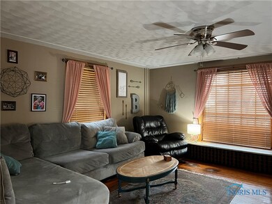 Living room as standing in the doorway between din