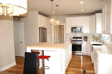 6271 Summit View Dr, Fitchburg, WI 53719 - photo 4