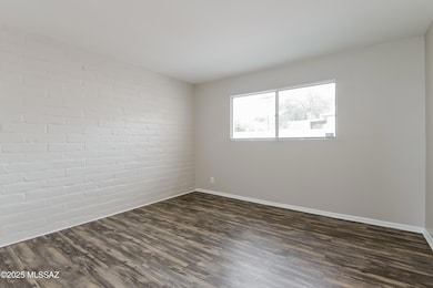 006-photo-primary-bedroon-10508607