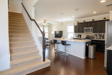 Kitchen with appliances with stainless steel fini
