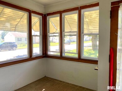 823 N Hamilton St, Lincoln, IL 62656 - photo 2