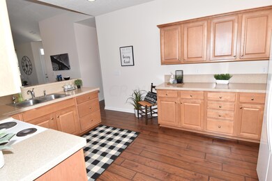 Kitchen w/tons of cabinets