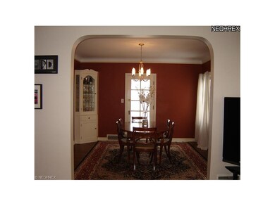 Enjoy family dinners or entertain a crowd in the e