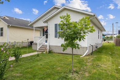 806 10th St SW, Cedar Rapids, IA 52404 - photo 2