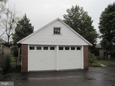 904 Moyers Rd, Lansdale, PA 19446 - photo 2