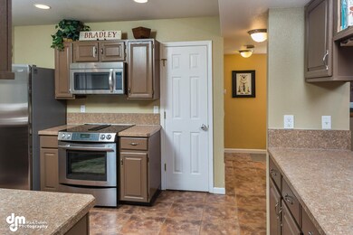 12100 Edgewater Circle-large-023-Kitchen