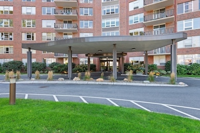 Imperial Towers unit 203, Chestnut Hill, MA 02467 - photo 2