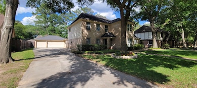Plenty of parking with this nice, long driveway.