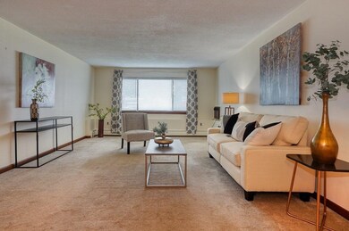 14 Hallmark Gardens unit 4, Burlington, MA 01803 - photo 2