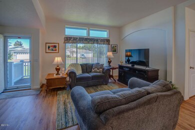 Living room/Entry.