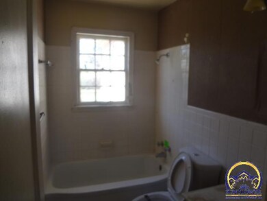 2021 SW Wayne Ave, Topeka, KS 66604 - photo 4