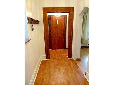 Entry/Foyer.