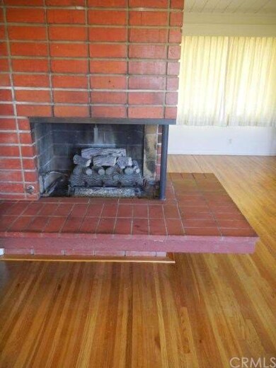 Wood burning and gas fireplace in the livingroom/d