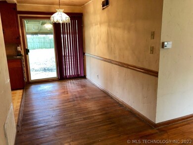 DINING AREA OPENS TO THE SPACIOUS BACK YARD.