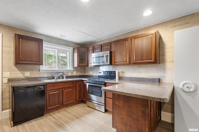 607 N Logan St, Marion, IL 62959 - photo 3