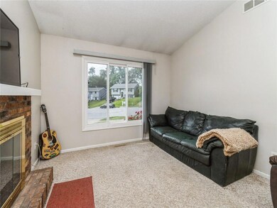 215 E Hughes Cir, Des Moines, IA 50315 - photo 5