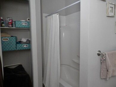 Tub/shower in main floor bath