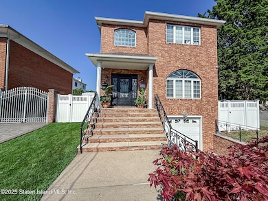 267 Woods of Arden Rd, Staten Island, NY 10312 - photo 2