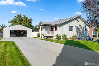 3110 1st St SE, East Wenatchee, WA 98802 - photo 2