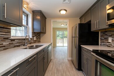 107 Franklin Street Extension unit 8, Derry, NH 03038 - photo 6