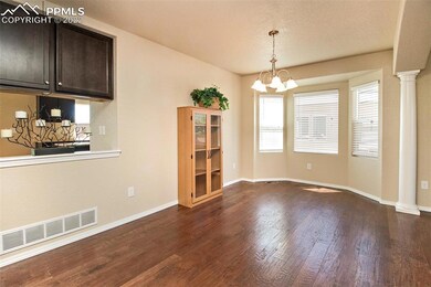 Formal dining room w/bay window