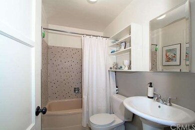 full bath/ in hallway in between the two bedrooms