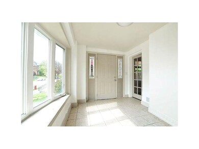 Entry/Foyer.