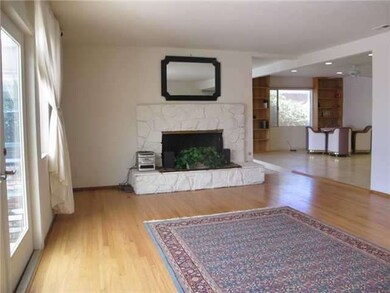 Living room with Fireplace