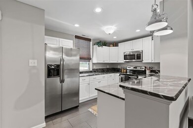 Gorgeous kitchen finishes with granite counters, t