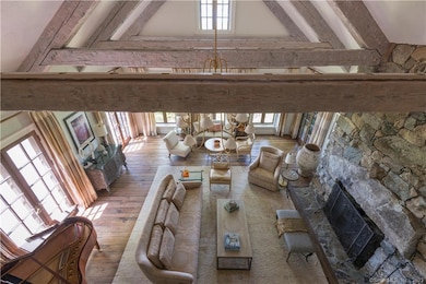 Upper overlooking into the formal LR, double heigh