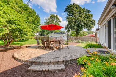 565 S Cedar Ave, Elmhurst, IL 60126 - photo 2