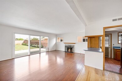 Living Room (looking SE)