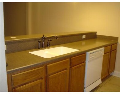 Kitchen. Ample space for working in the kitchen. K