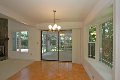 Eat in w bay window