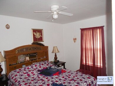 1557 N Heideke St, Seguin, TX 78155 - photo 4