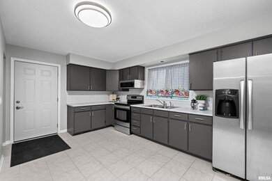 2305 W 49th St, Davenport, IA 52806 - photo 5