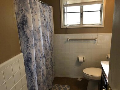 711 Crestview hall bath