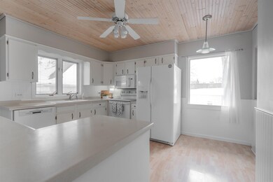 2214 Hickory Ln, Cedar Falls, IA 50613 - photo 3