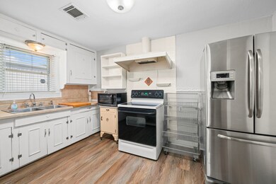 209 N Sycamore St, Tomball, TX 77375 - photo 3