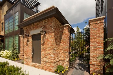 6th St Mews