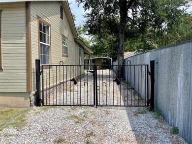 308 W Russell St, Weatherford, TX 76086 - photo 2