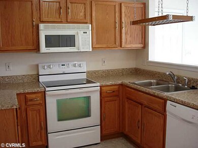 Kitchen - Traditional U-shape kitchen with pantry 