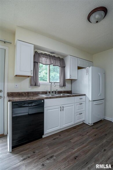 6418 Scott St, Davenport, IA 52806 - photo 5