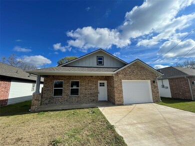813 Sayle St, Greenville, TX 75401 - photo 2