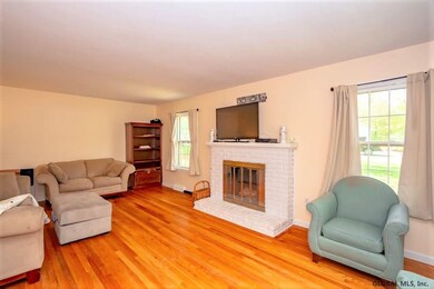 956 Douglas Ct, Schenectady, NY 12309 - photo 5