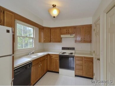 Large Kitchen w/Pantry